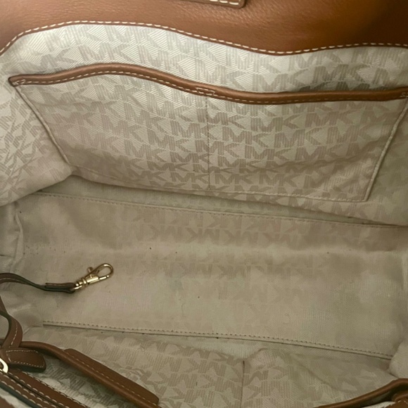 EUC Michael Kors Denim and leather shoulder bag!
Size- 14x11x6 - Picture 3 of 11